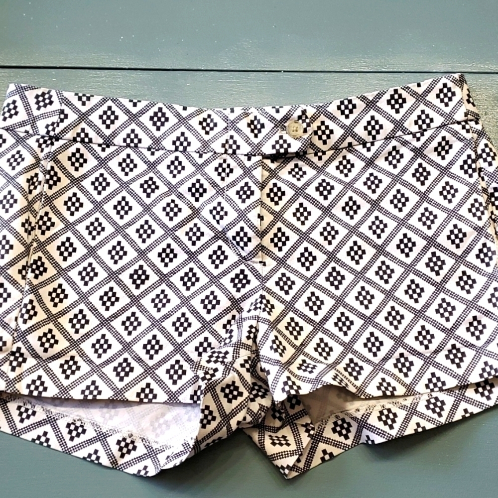 J.CREW STRETCH SHORTS. Black and white geometric print. Size 8. Pockets. Great